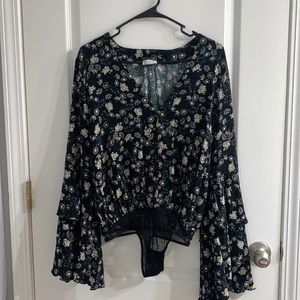 Free people Top (XS) with Bell Sleeves bodysuit 🔔